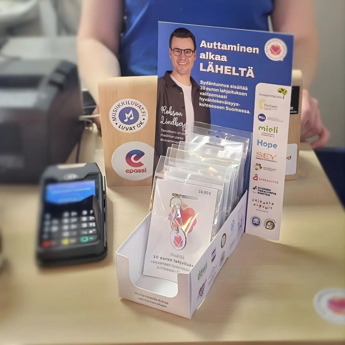 Jälleenmyntituotteet myymälän tiskillä