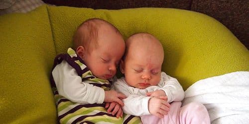 Monikkoperheiden valmennukset monikko-odottajille